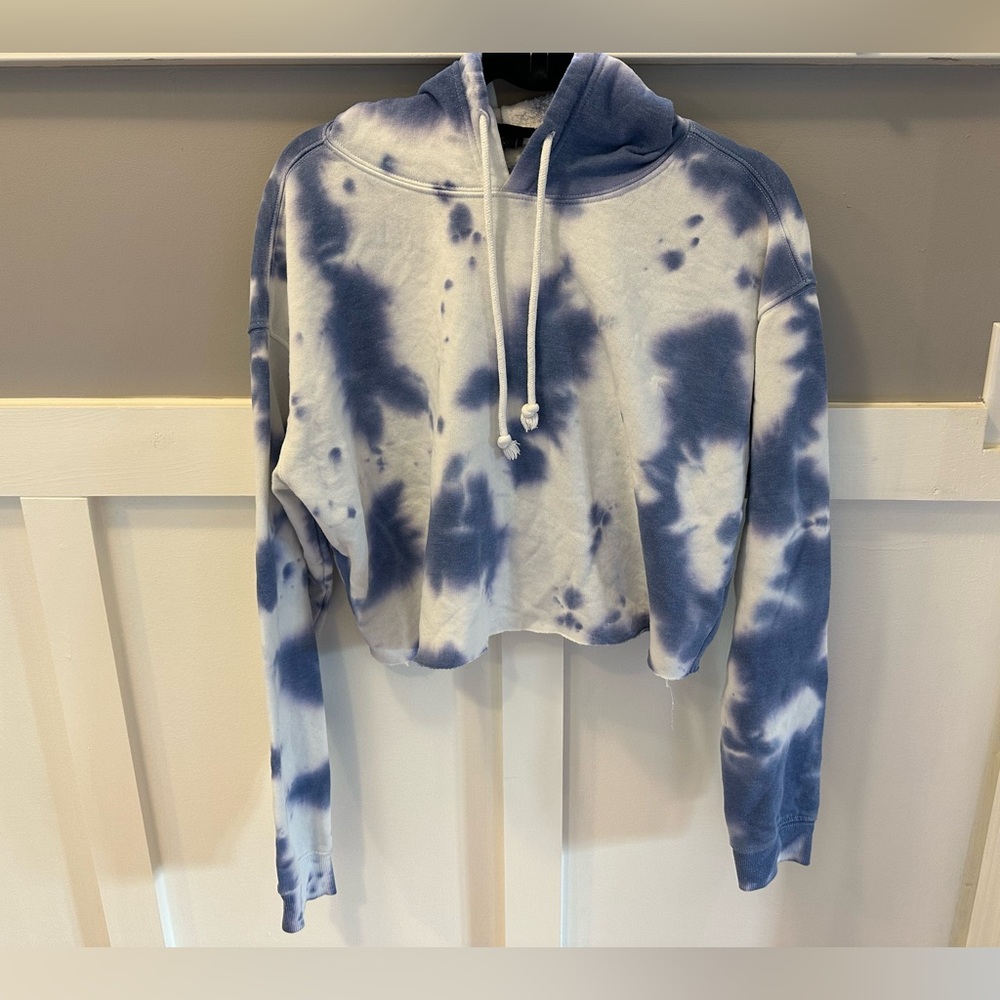 Wild Fable Blue and White Tie-Dye hooded cropped sweatshirt size M